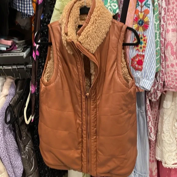 Tuckernuck Reversible Beckham Vest - Picture 5 of 6